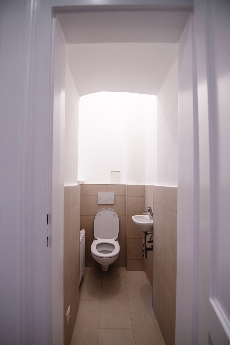Montage einer Toilette durch die Fracasso VI GmbH